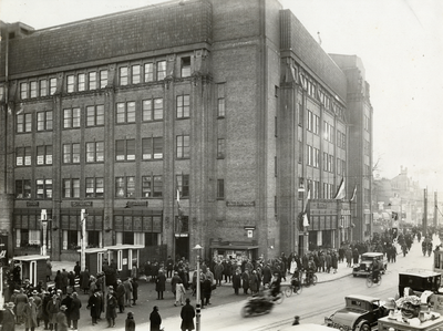 807350 Gezicht op het eerste Jaarbeursgebouw op het Vredenburg te Utrecht, tijdens de 24ste Jaarbeurs.